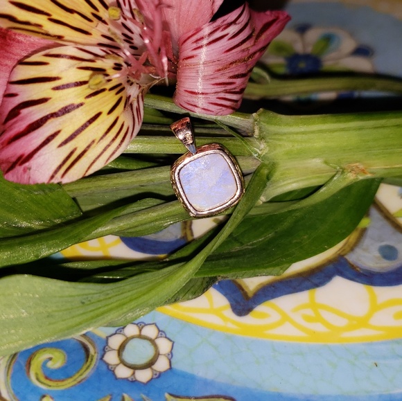 4.50ctw Stunning Natural Moonstone Pendant - Picture 2 of 8